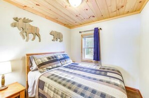 3 bedrooms, WiFi, bed sheets - Spacious 3-Bedroom Cabin on Beautiful Blueberry Lake (New Post)