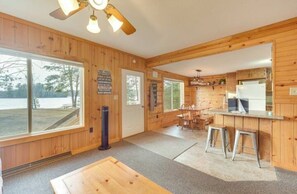 Dining - Spacious 3-Bedroom Cabin on Beautiful Blueberry Lake (New Post)