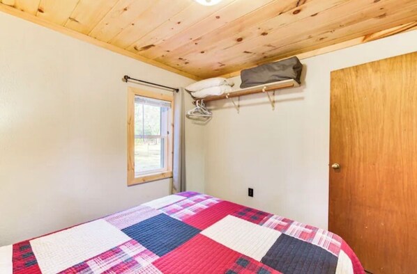 Room - Spacious 3-Bedroom Cabin on Beautiful Blueberry Lake (New Post)