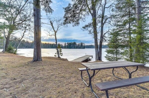 Outdoor dining - Spacious 3-Bedroom Cabin on Beautiful Blueberry Lake (New Post)