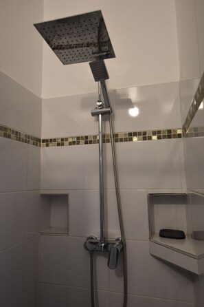 Dusj, hårføner, håndklær og såpe