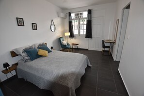 1 soverom, skrivebord, strykejern/-brett og wi-fi