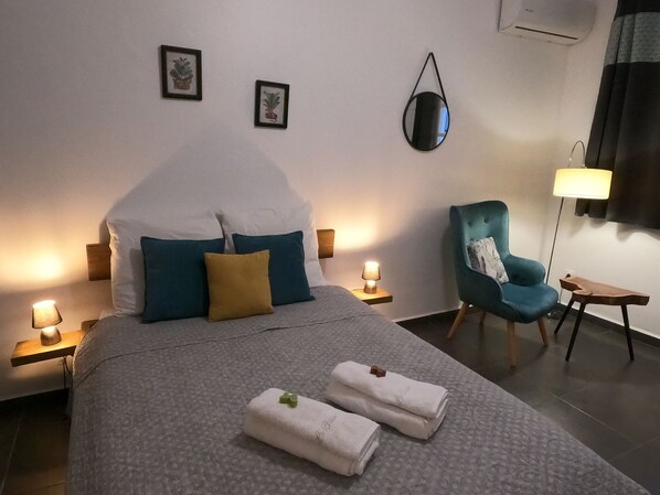 1 slaapkamer, een bureau, een strijkplank/strijkijzer, wifi