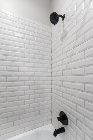 Haartrockner, Handtücher, Seife, Shampoo