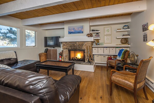 TV, fireplace