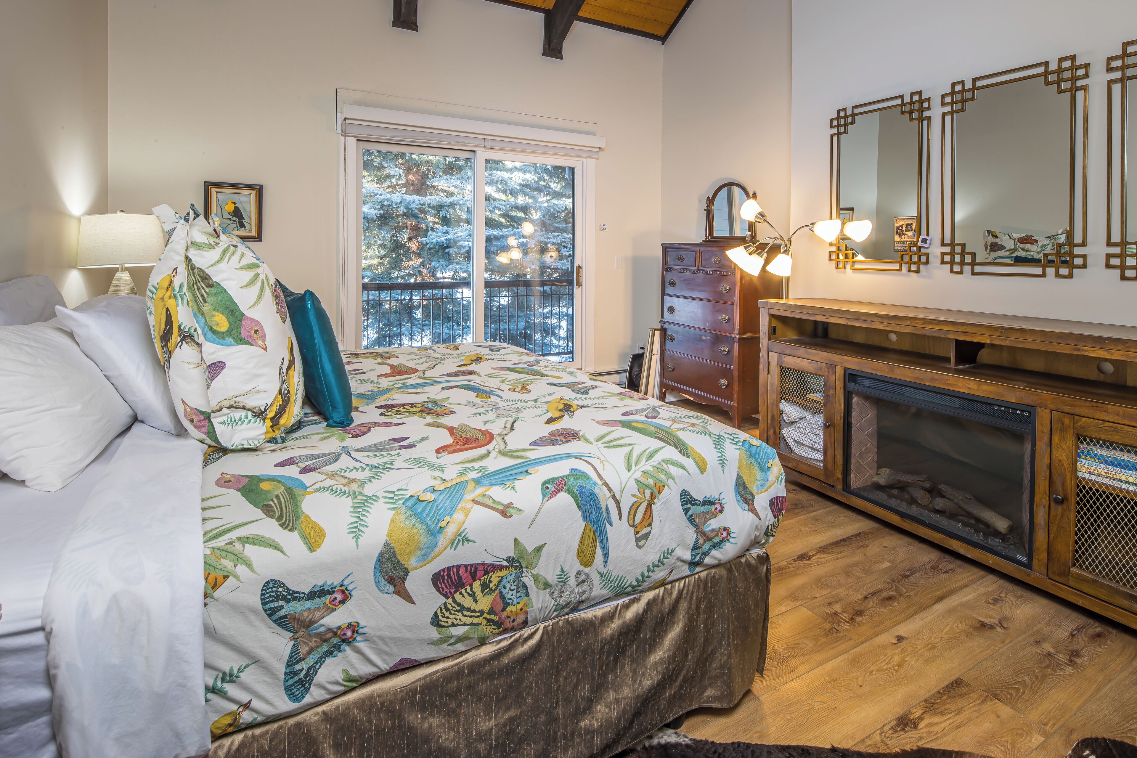 3 slaapkamers, een strijkplank/strijkijzer, gratis wifi, beddengoed