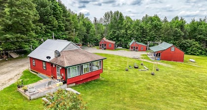 Charming 3-bedroom cottage in peaceful Solon with WiFi