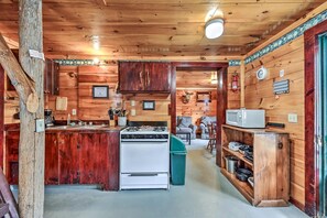 Fridge, microwave, oven, stovetop - Charming 3-bedroom cottage in peaceful Solon with WiFi (Solon)