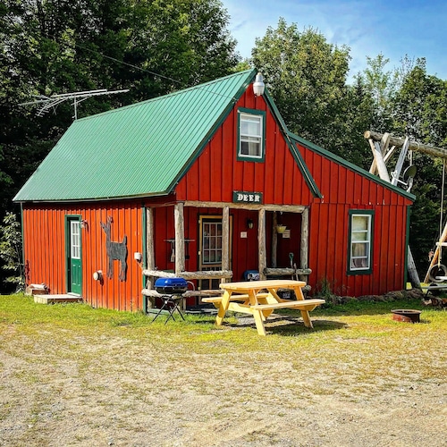 Charming 3-bedroom cottage in peaceful Solon with WiFi