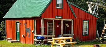 Charming 3-bedroom cottage in peaceful Solon with WiFi