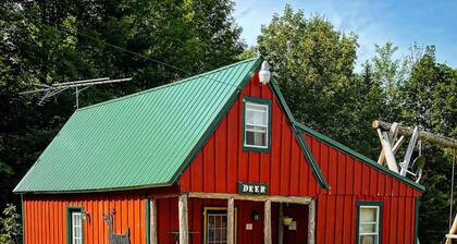 Charming 3-bedroom cottage in peaceful Solon with WiFi