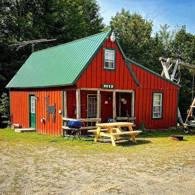 Charming 3-bedroom cottage in peaceful Solon with WiFi