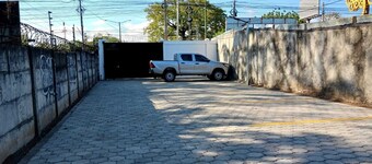 Charming 8-units hotel in lovely Managua with AC near the airport