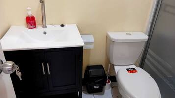 Regadera, jabón, papel de baño