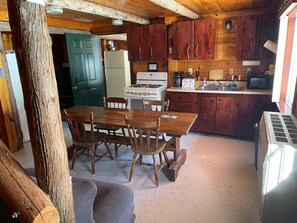 Fridge, microwave, oven, stovetop - Cozy rustic cabin with WiFi in charming Solon (Solon)