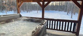 New 4-bedroom cabin in Cleveland with a Hot tub