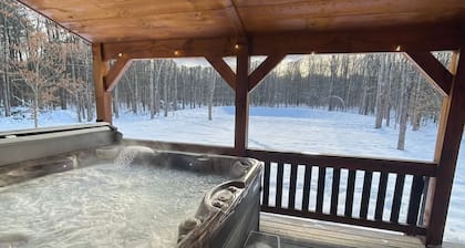New 4-bedroom cabin in Cleveland with a Hot tub