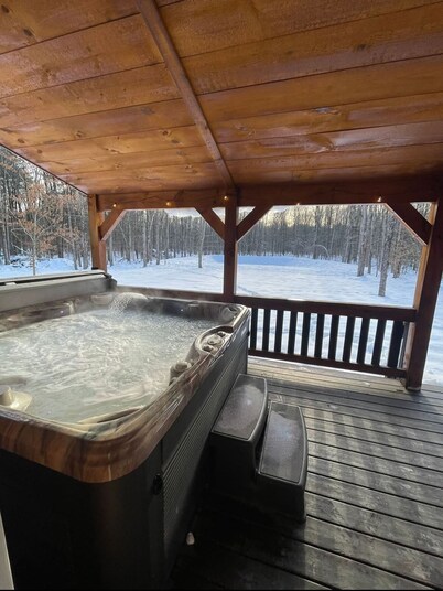 New 4-bedroom cabin in Cleveland with a Hot tub