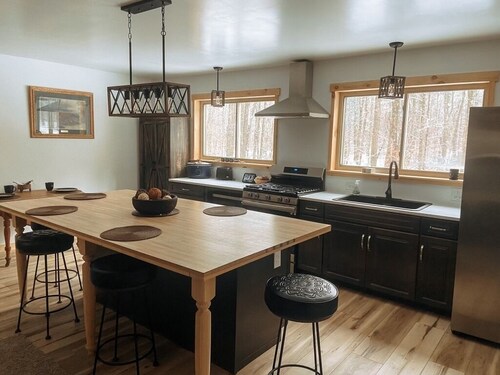 New 4-bedroom cabin in Cleveland with a Hot tub