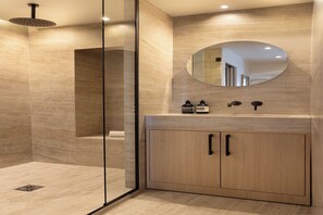 Ducha, secador de pelo, toallas y champú