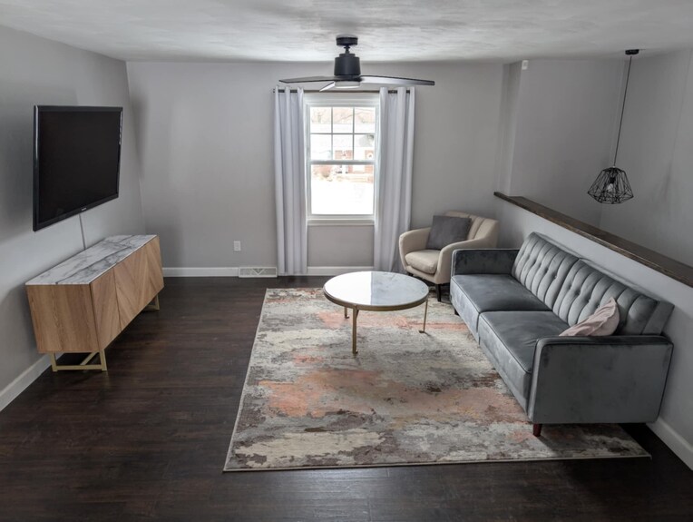 Spacious 5-bedroom House With Fenced In Backyard In Roanoke, Virginia. - Roanoke, VA