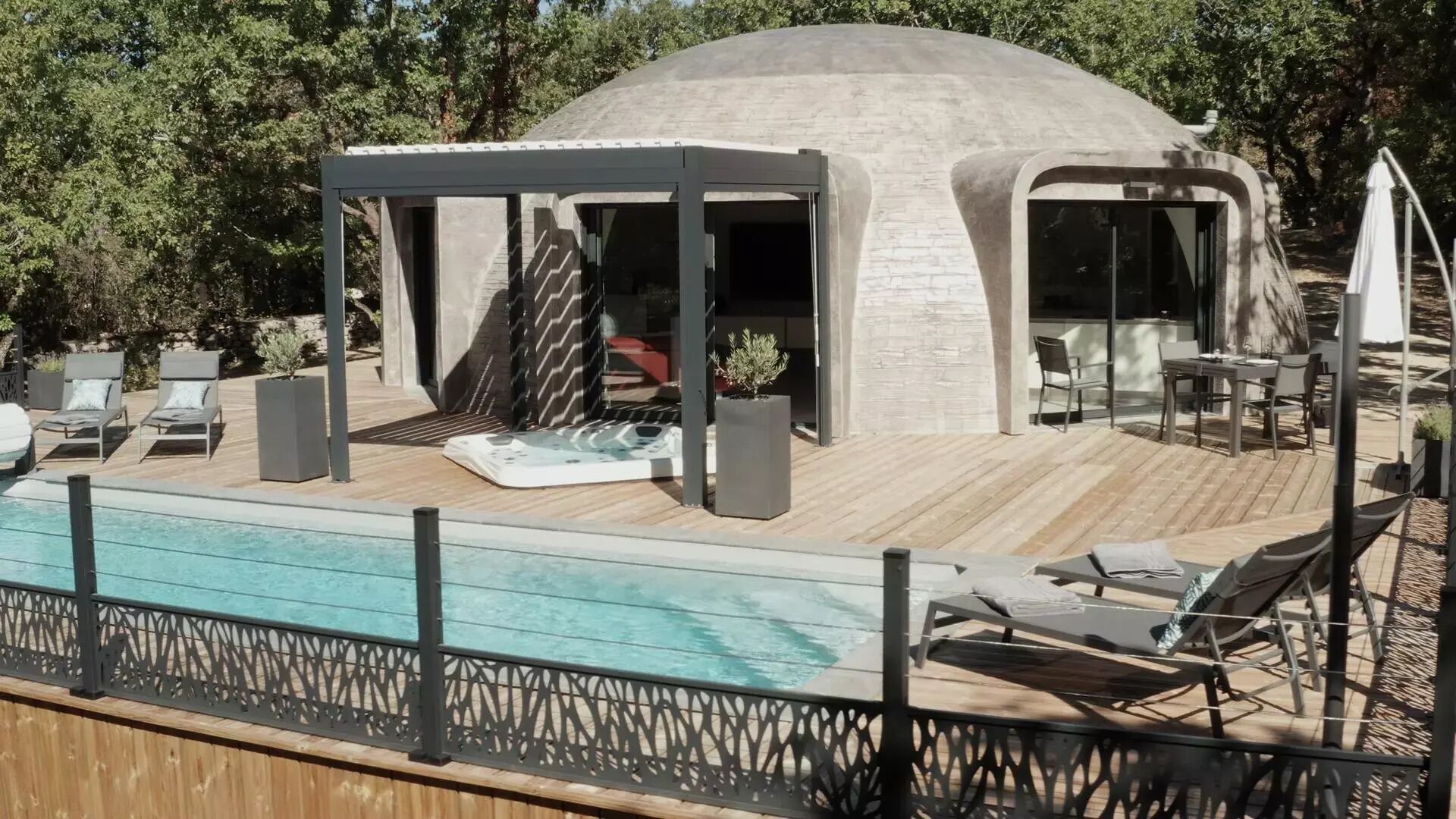 Een verwarmd zwembad