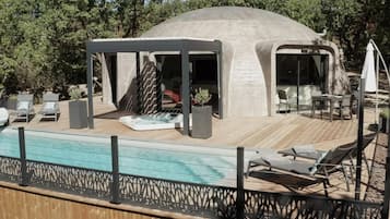 Een verwarmd zwembad