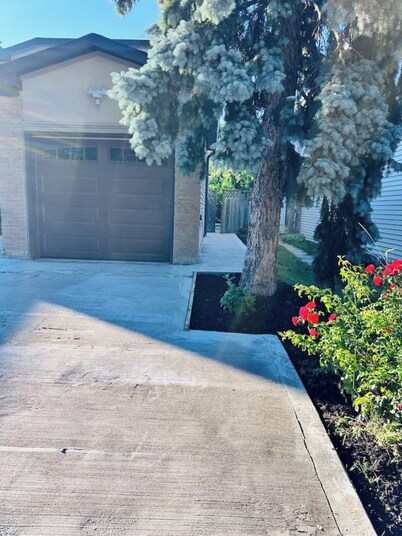 "Cozy Walkout Basement Suite with Private Entrance"

