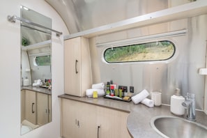 Dusj, hårføner, håndklær og såpe