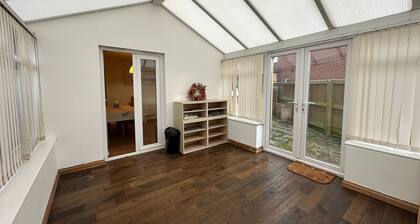 Oxford four beds family and pets friendly home with driveway parking