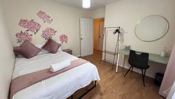 4 bedrooms, iron/ironing board, WiFi, bed sheets