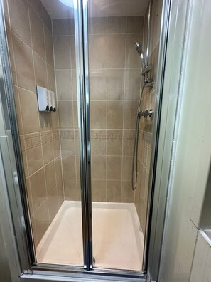 Een douche, een haardroger, handdoeken, zeep