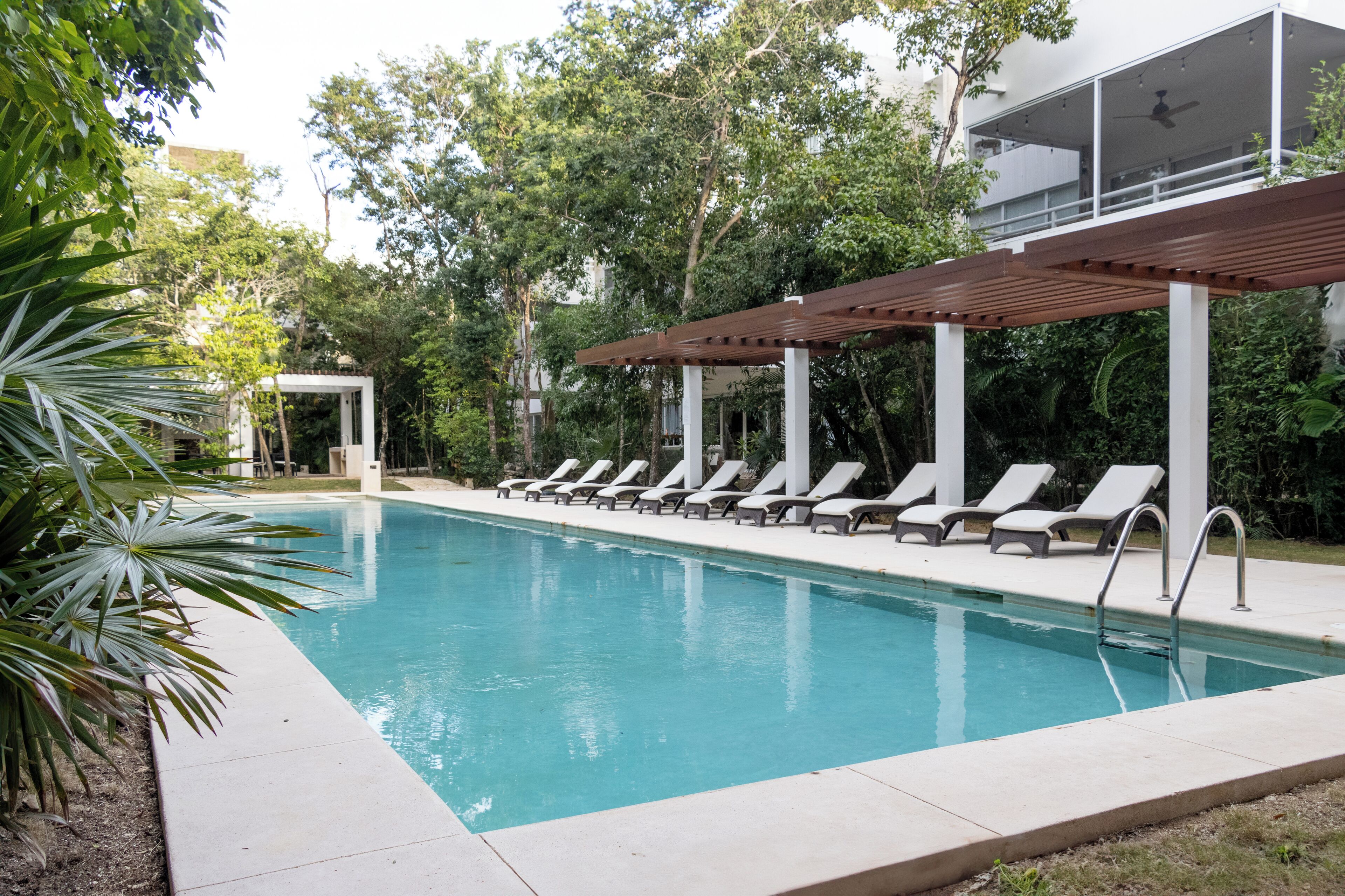 Deluxe-Apartment | Pool | 2 Außenpools, geöffnet von 07:00 Uhr bis 21:00 Uhr, Liegestühle
