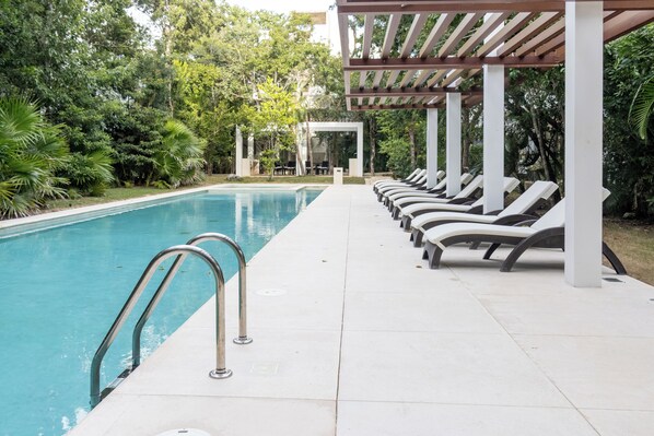 2 piscinas externas, funciona das 7h às 21h, espreguiçadeiras