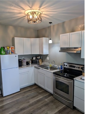 Een koelkast, een microgolfoven, een oven, een kookplaat