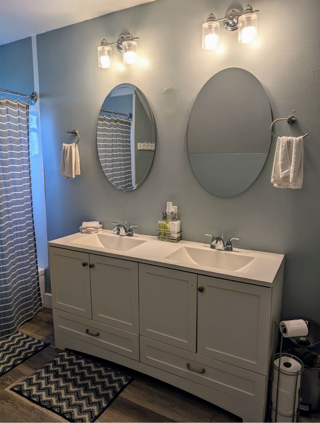 Sèche-cheveux, serviettes fournies, savon, papier toilette