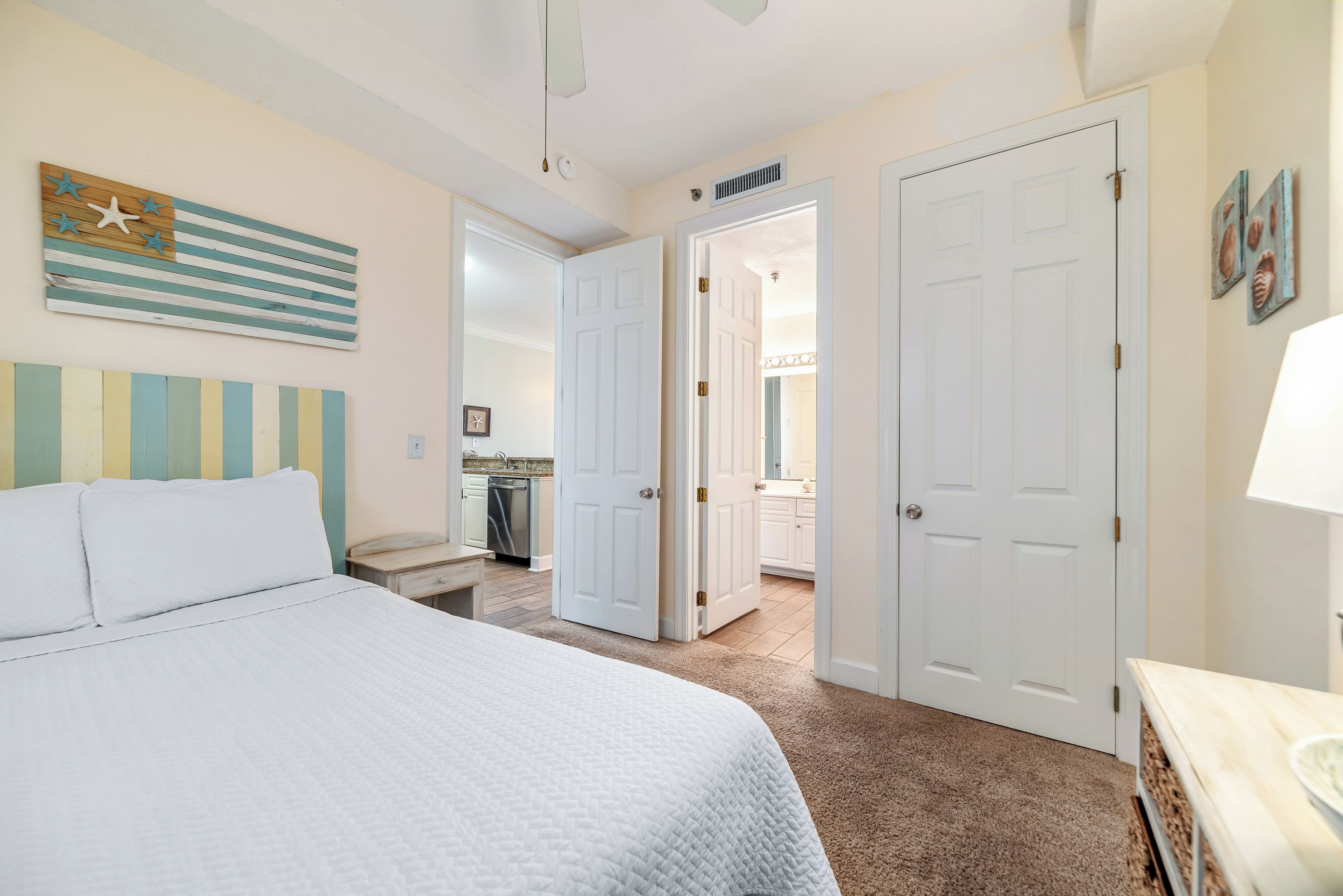 Ein Hotelzimmer mit Bett, Bad und Küchenbereich.