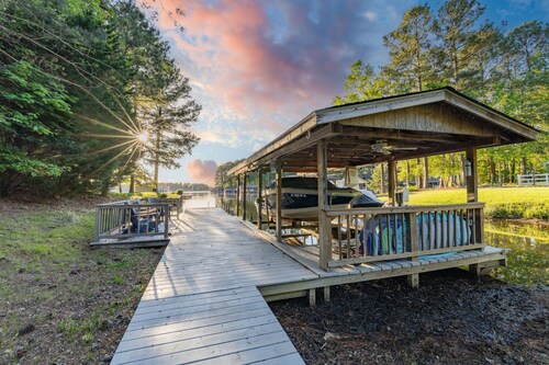 New! Lake, Dock, Pool Table, Firepit, Deck, Yard, Firepit