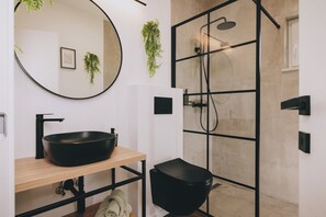 Chuveiro, secador de cabelo, toalhas de banho 