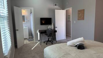 1 sovrum, skrivbord, strykjÀrn/strykbrÀda och gratis wi-fi