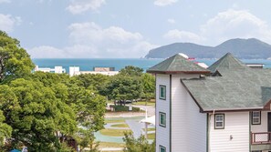 Un barrio residencial con vistas al océano y a las montañas.