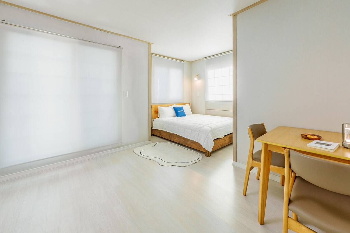 Ein Schlafzimmer mit einem Bett, einem Schreibtisch und einem Stuhl.