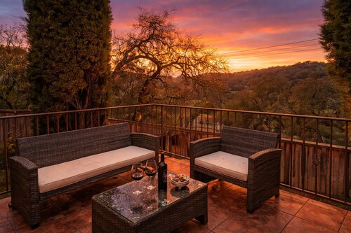 Healdsburg Wine Country Retreat with Fire Pit & Vineyard Views