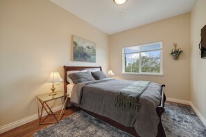 2 slaapkamers, een bureau, een strijkplank/strijkijzer, gratis wifi