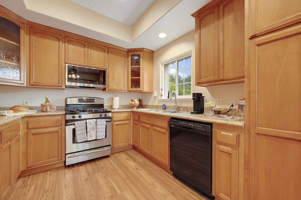 Fridge, microwave, oven, stovetop - Vineyard-View Wine Country Retreat Near Healdsburg (Healdsburg)