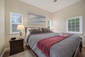 2 soverom, skrivebord, strykejern/-brett og reiseseng for barn