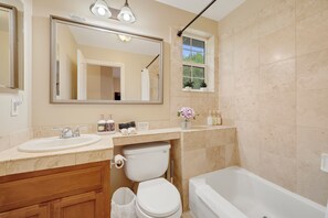 Een douche, milieuvriendelijke toiletartikelen, een haardroger