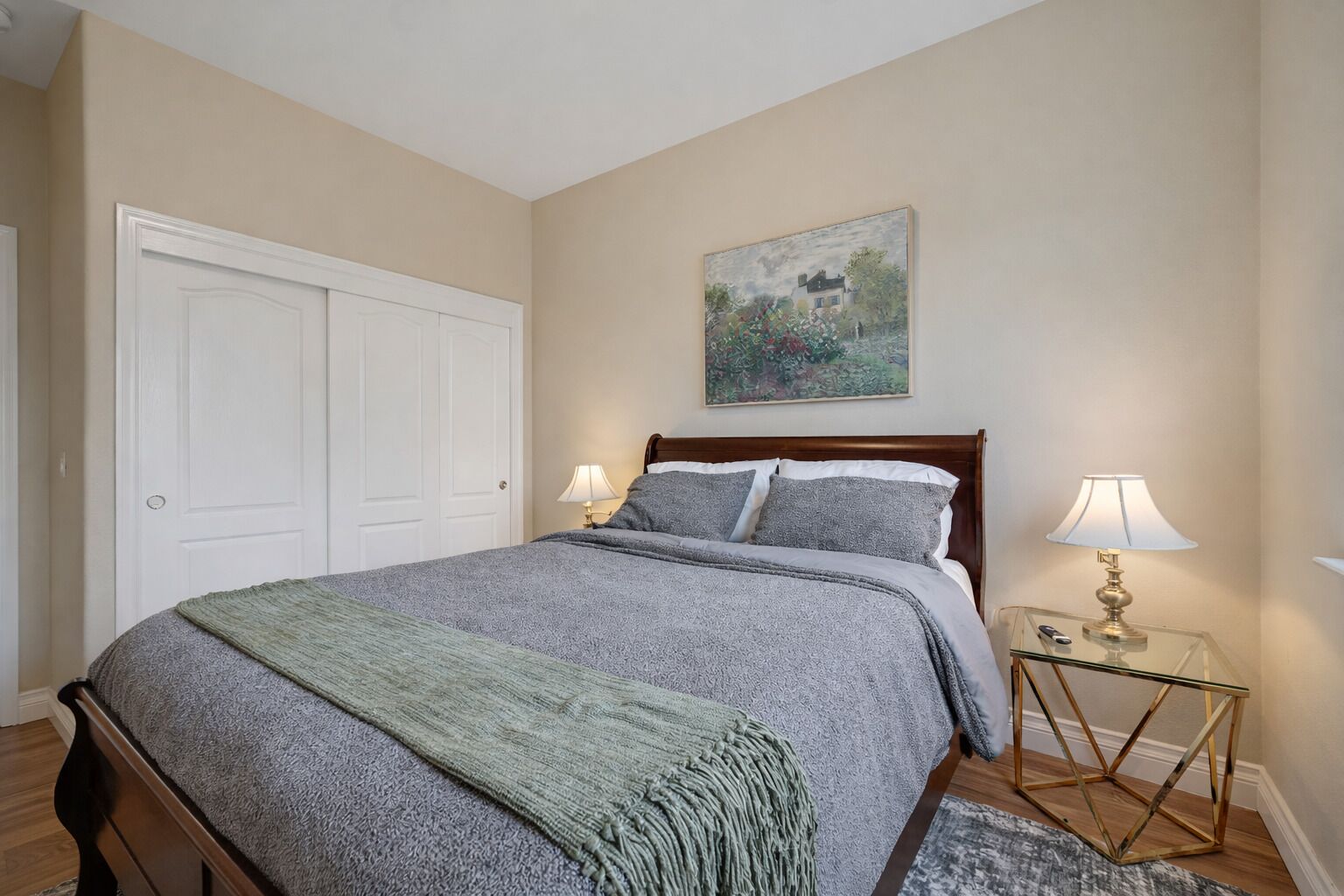 2 chambres, bureau, fer et planche à repasser, lit parapluie