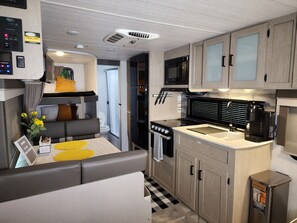 Kjøleskap, mikrobølgeovn, ovn og kokeplater