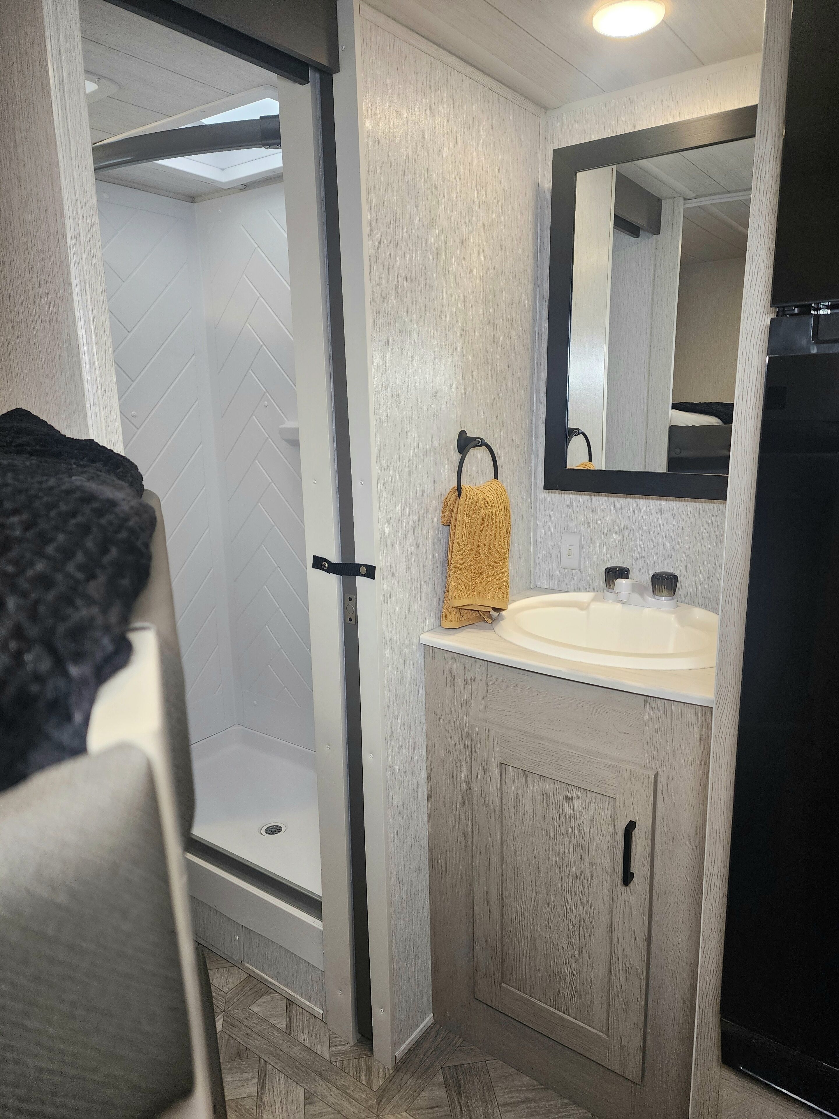 Douche, serviettes fournies, savon, shampoing